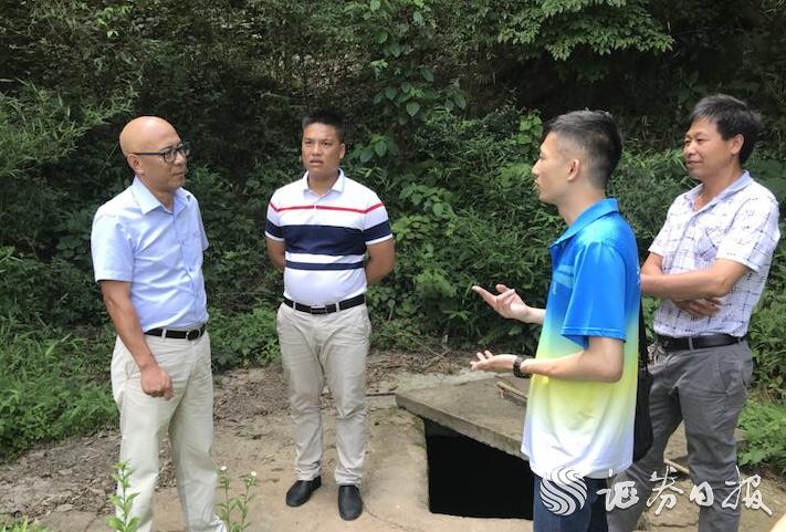 李經緯(右二)與中國太保產險清遠中支負責人、村干部一道探討村里飲水難問題的解決方案.jpg
